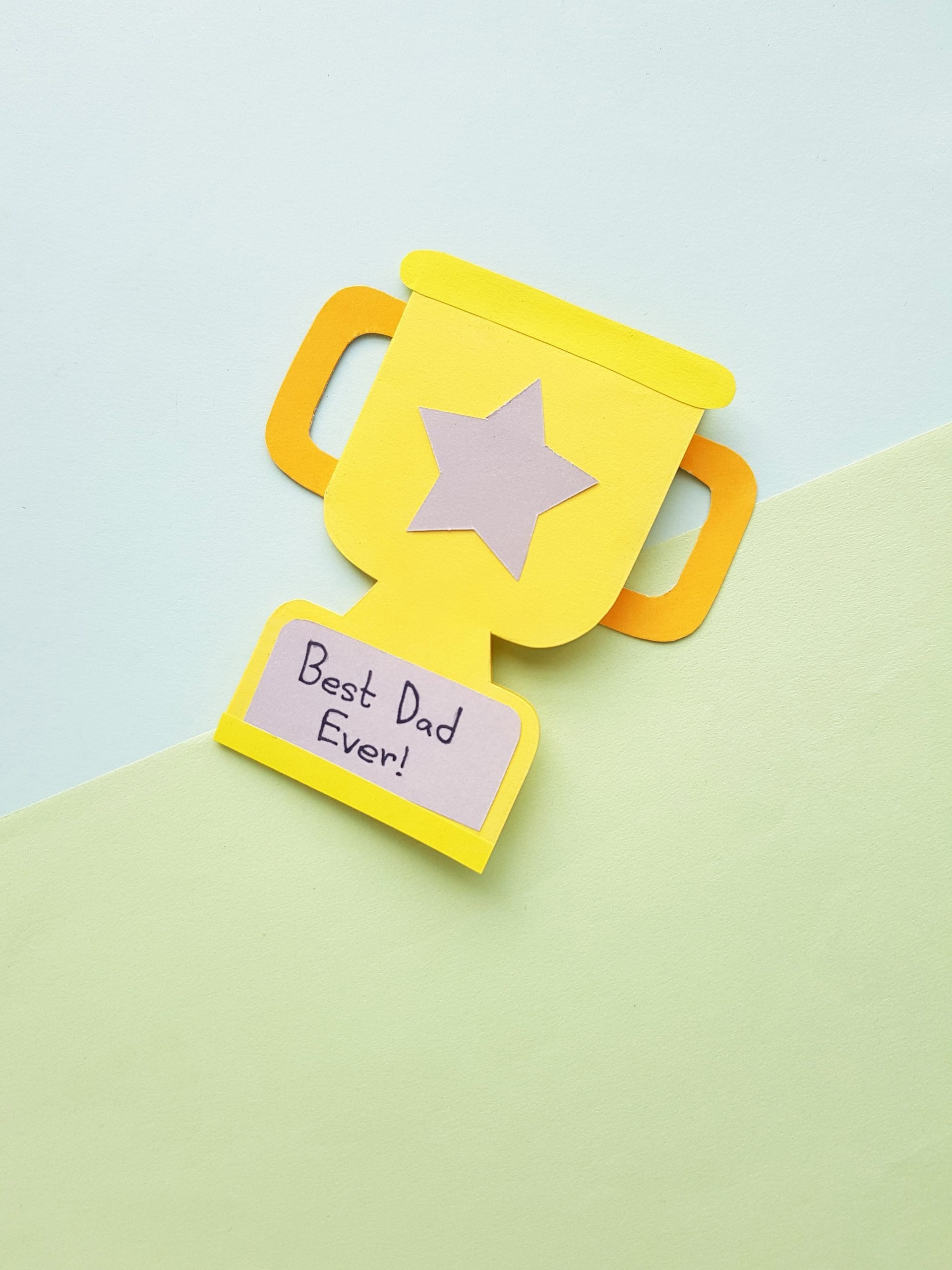 Make This Easy Fathers Day Trophy Card Crafts Kids Love